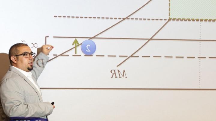 教授用投影仪给学数学的学生看图表