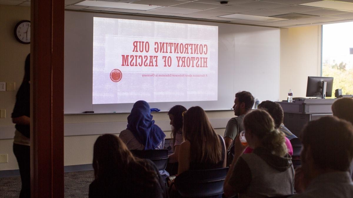 Students watching a presentation on "Confronting our 历史 of Fascism"