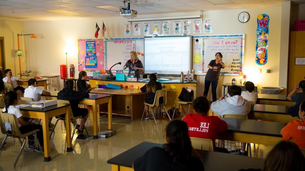 View from back of classroom as 赌博娱乐平台网址大全 student presents to elementary classroom