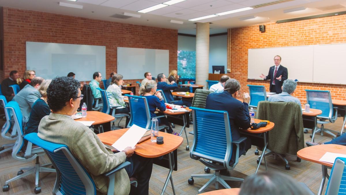 Danny Anderson speaks to 教师 in a classroom