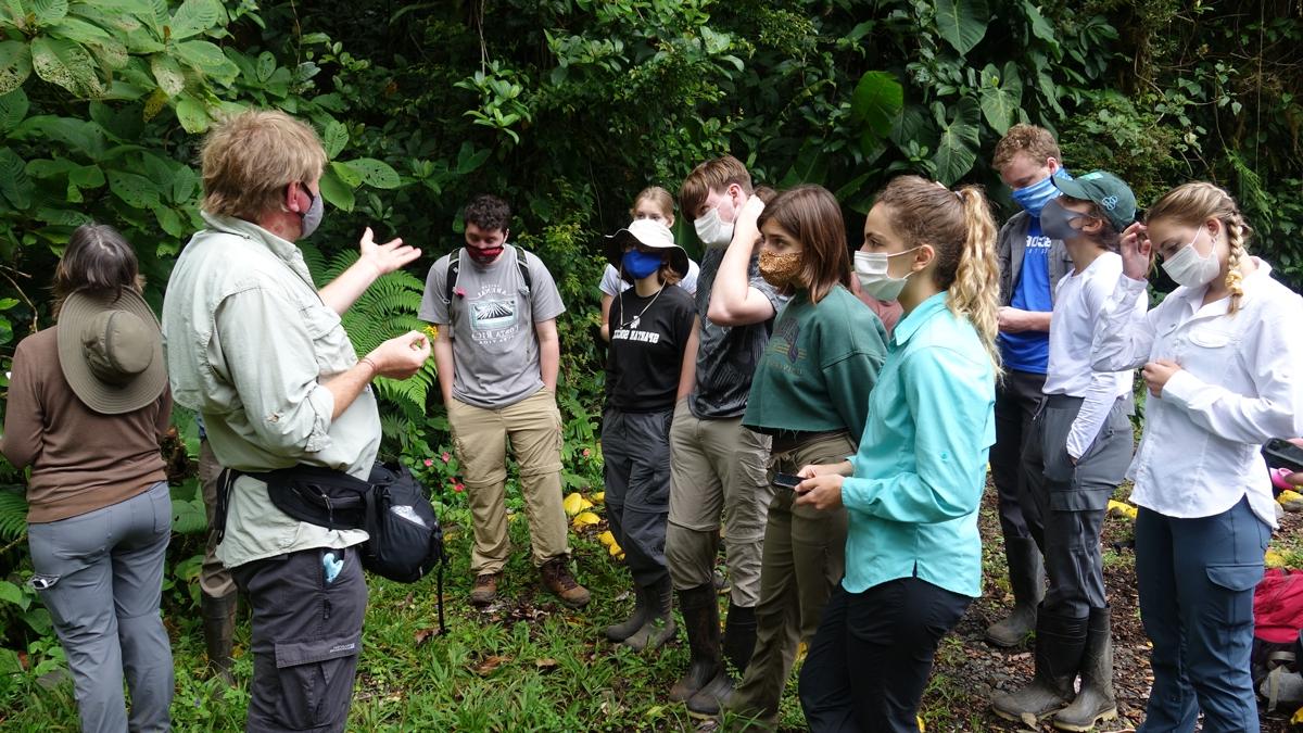 学生 in Costa Rican jungle